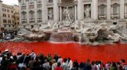 La clebre Fontana di Trevi en Italia, al rojo vivo