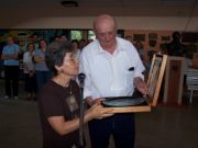 Teobaldo Giacosa, presidente del Rotary Club San Carlos entrega el testimonio de la distincin a la galardonada del ao 2006: Liliana Rita Ottolina, directora de la Escuela de Enseanza Media N 213 (Ampliar Imagen).